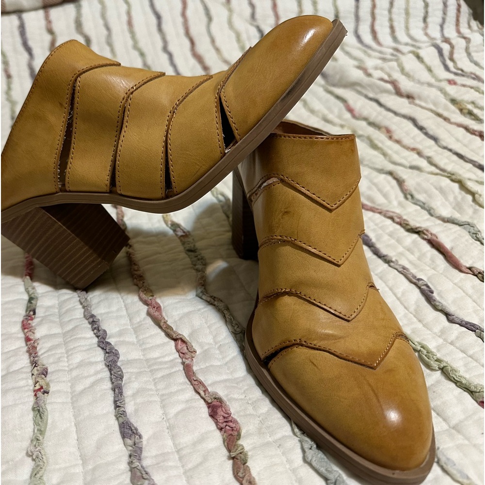 Dolce Vita mules sz 9.5 block heel tan